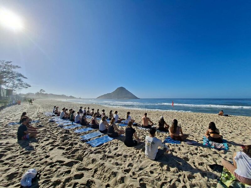 Yoga na praia do Recreio